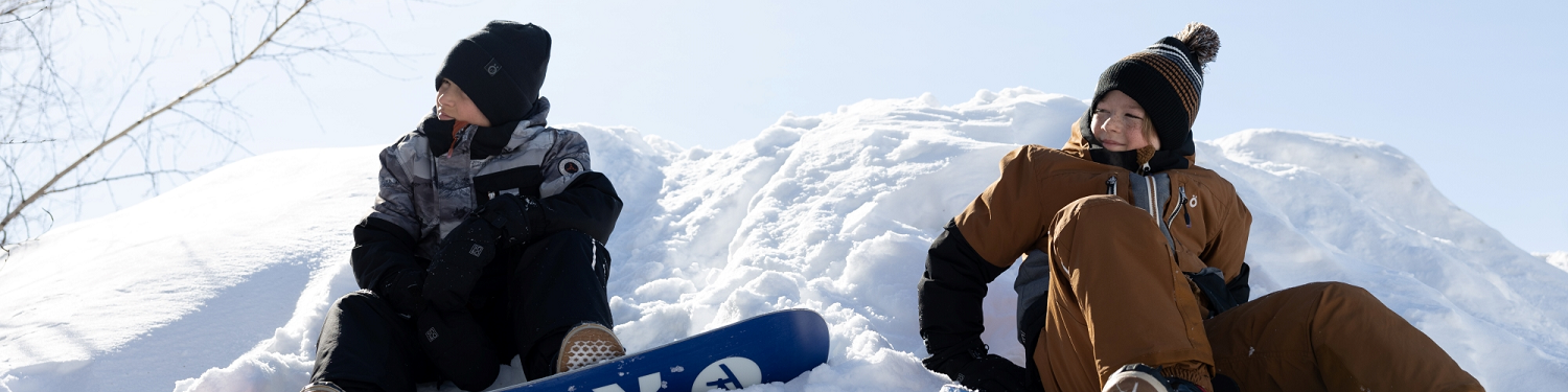 2 jeune garçon environ 14 ans avec des snowboard et des habit de neige salopette et manteau et tuque